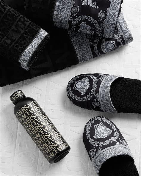 I ♡ Baroque Hand Towel Black .